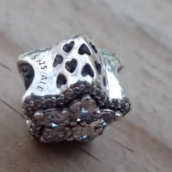 Pandora, sparkling snowflake, pave charm - Picture 4 of 11